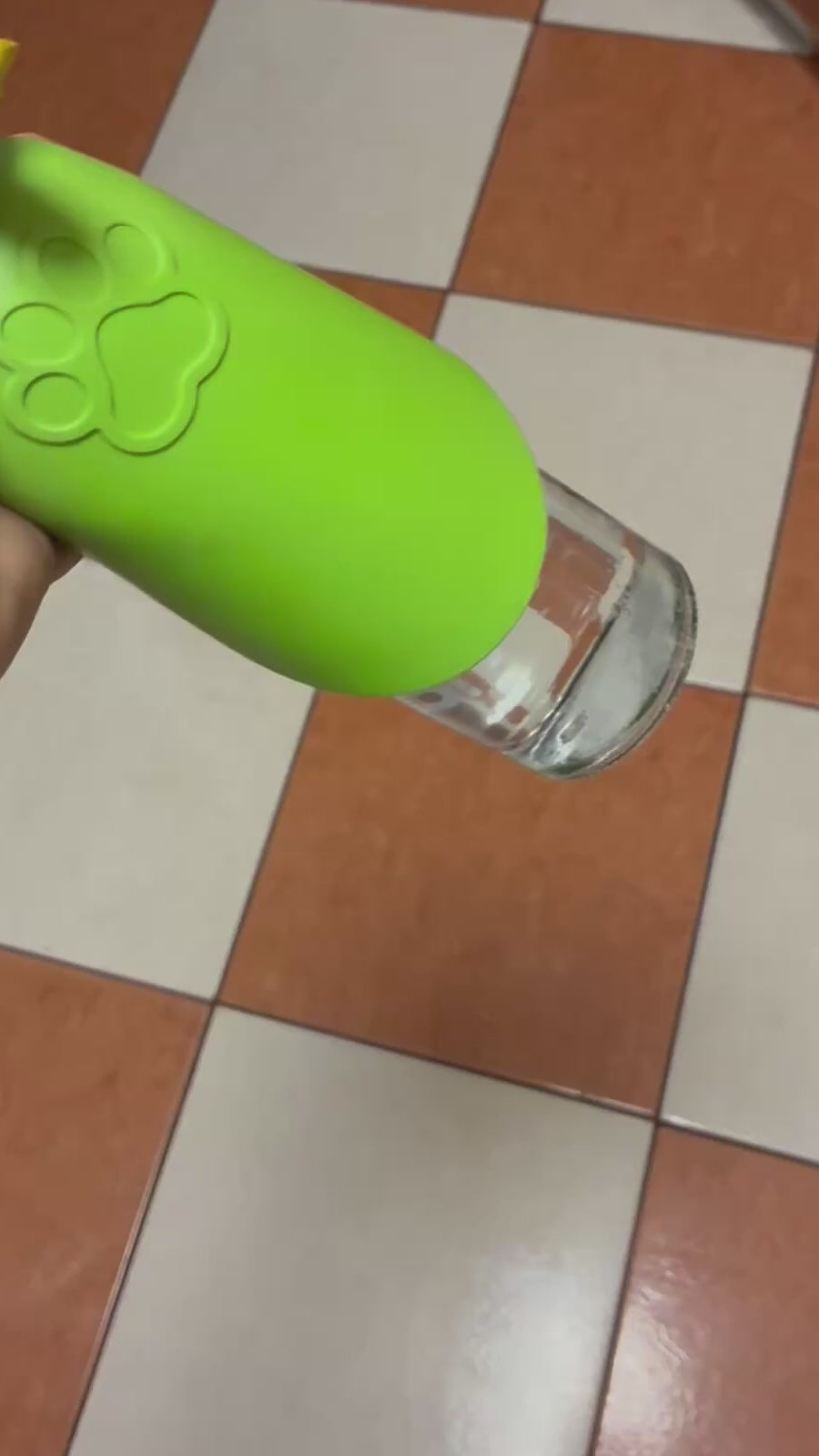 Dispenser universal portabil de apă pentru animale
